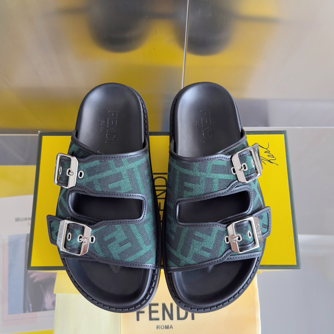 顶级版本:男款
Fendi芬迪 最新配色 feel老花FF凉拖鞋
原版购入开发 做货 芬迪早秋最新款 双