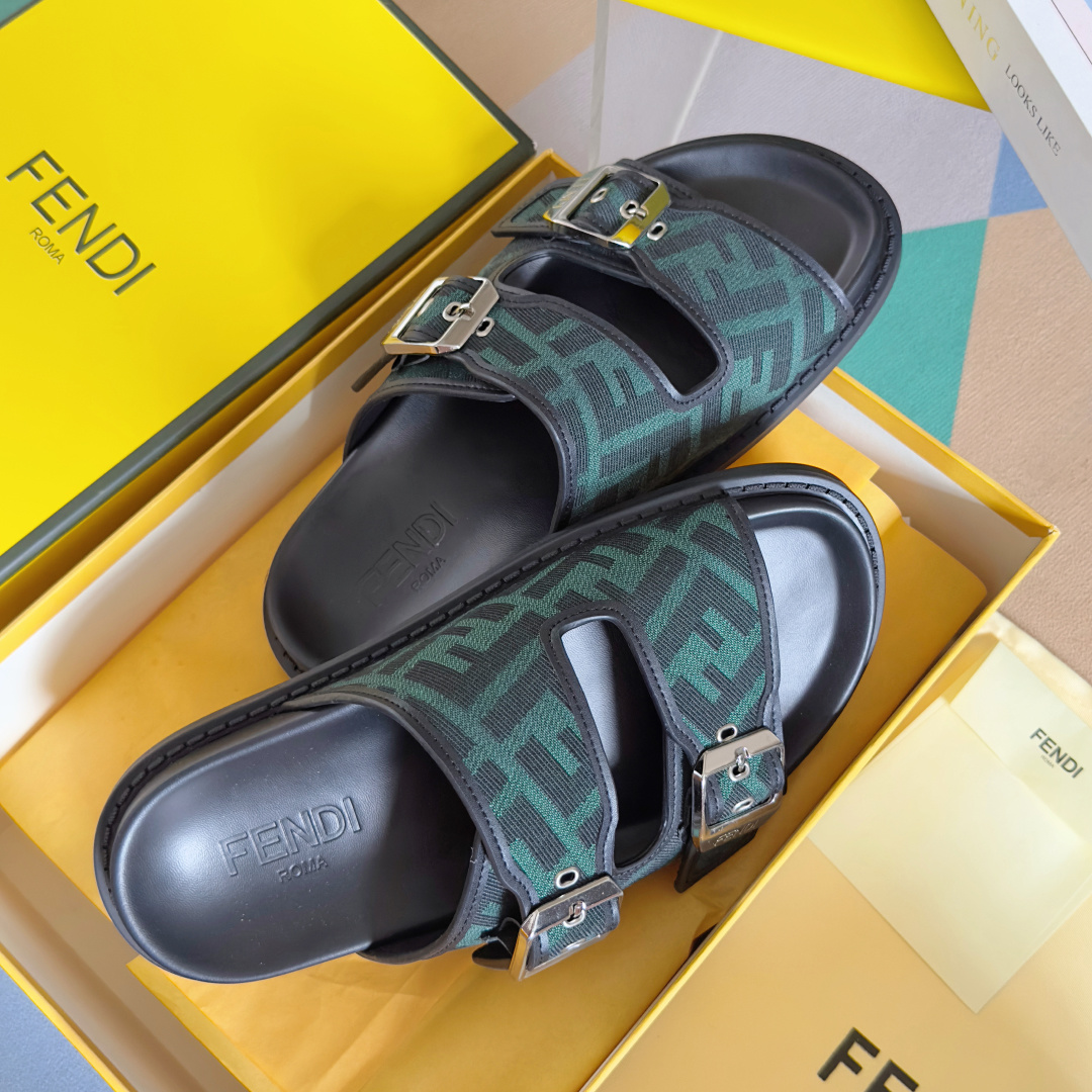 顶级版本:男款
Fendi芬迪 最新配色 feel老花FF凉拖鞋
原版购入开发 做货 芬迪早秋最新款 双