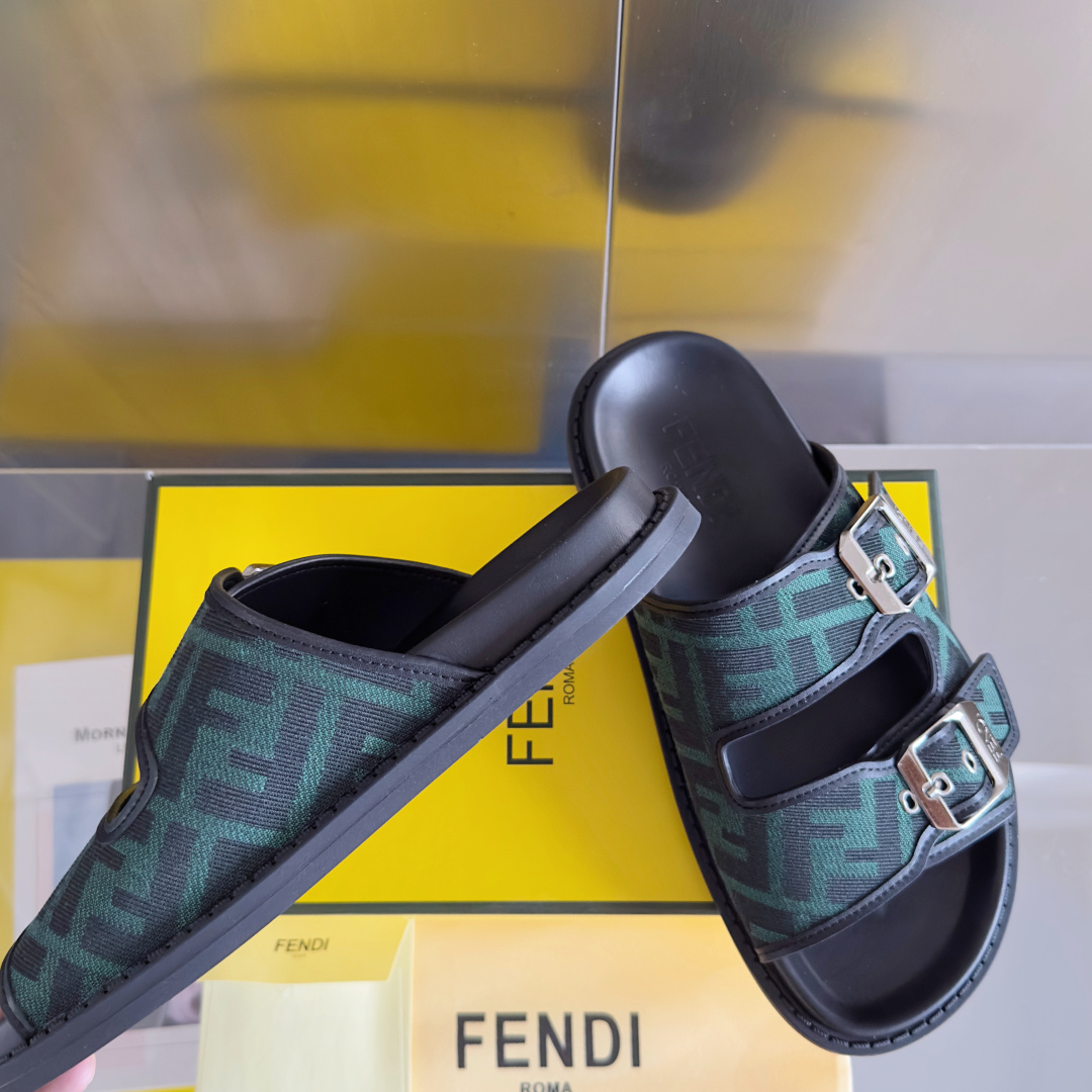 顶级版本:男款
Fendi芬迪 最新配色 feel老花FF凉拖鞋
原版购入开发 做货 芬迪早秋最新款 双