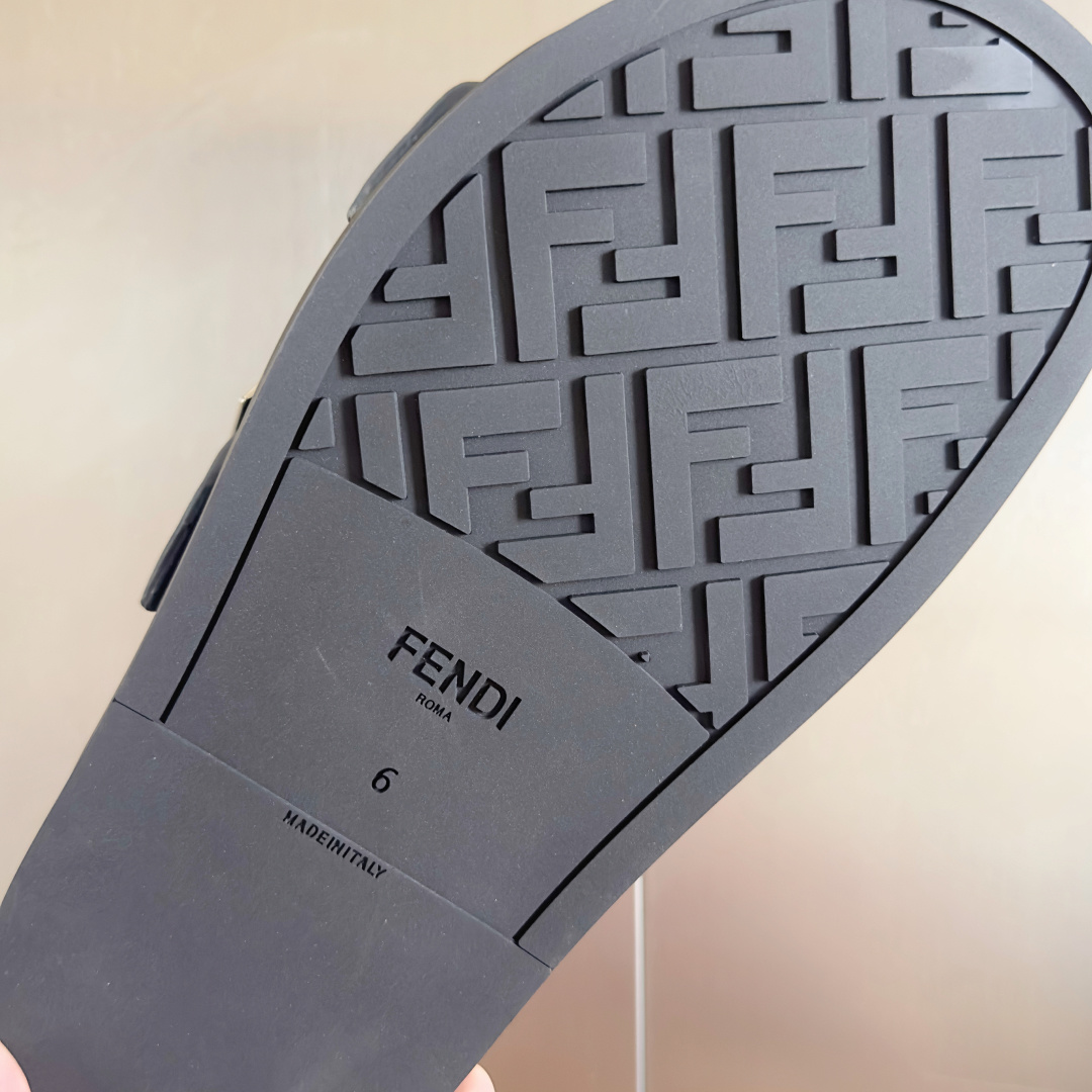 顶级版本:男款
Fendi芬迪 最新配色 feel老花FF凉拖鞋
原版购入开发 做货 芬迪早秋最新款 双