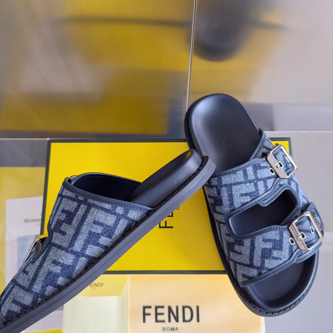 顶级版本:男款
Fendi芬迪 最新配色 feel老花FF凉拖鞋
原版购入开发 做货 芬迪早秋最新款 双
