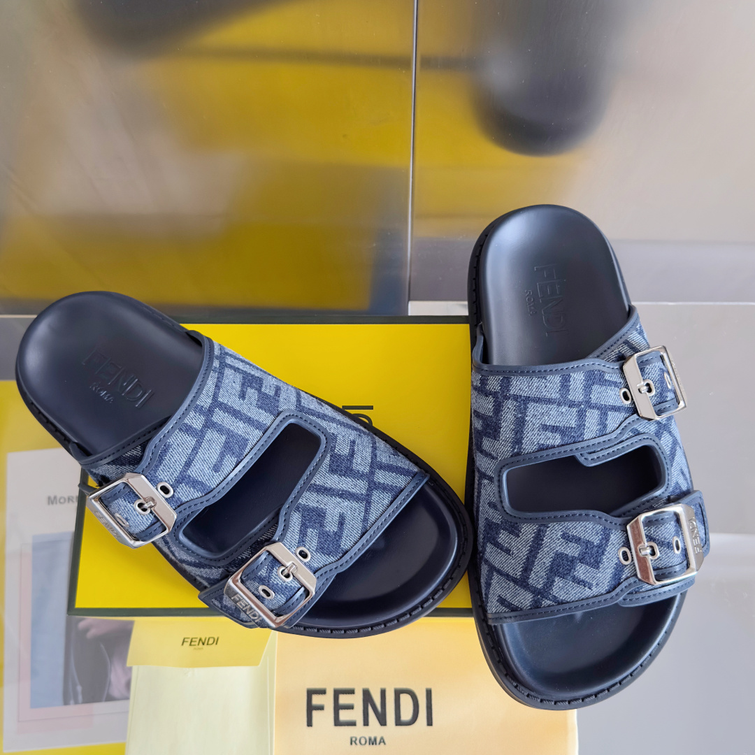 顶级版本:男款
Fendi芬迪 最新配色 feel老花FF凉拖鞋
原版购入开发 做货 芬迪早秋最新款 双