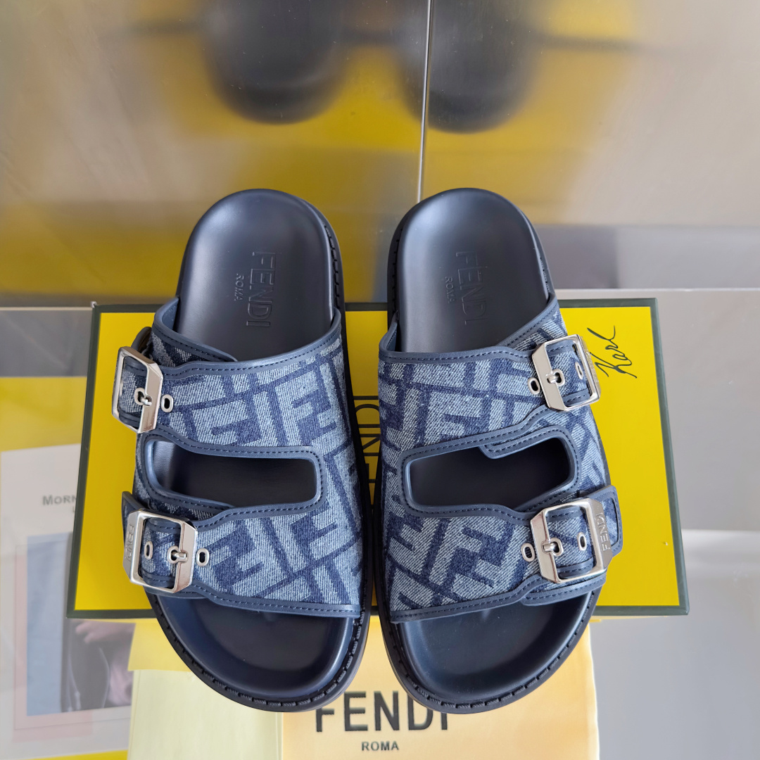 顶级版本:男款
Fendi芬迪 最新配色 feel老花FF凉拖鞋
原版购入开发 做货 芬迪早秋最新款 双
