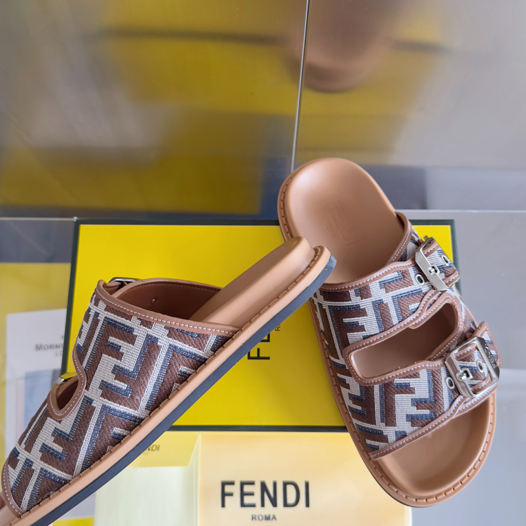 顶级版本:男款
Fendi芬迪 最新配色 feel老花FF凉拖鞋
原版购入开发 做货 芬迪早秋最新款 双