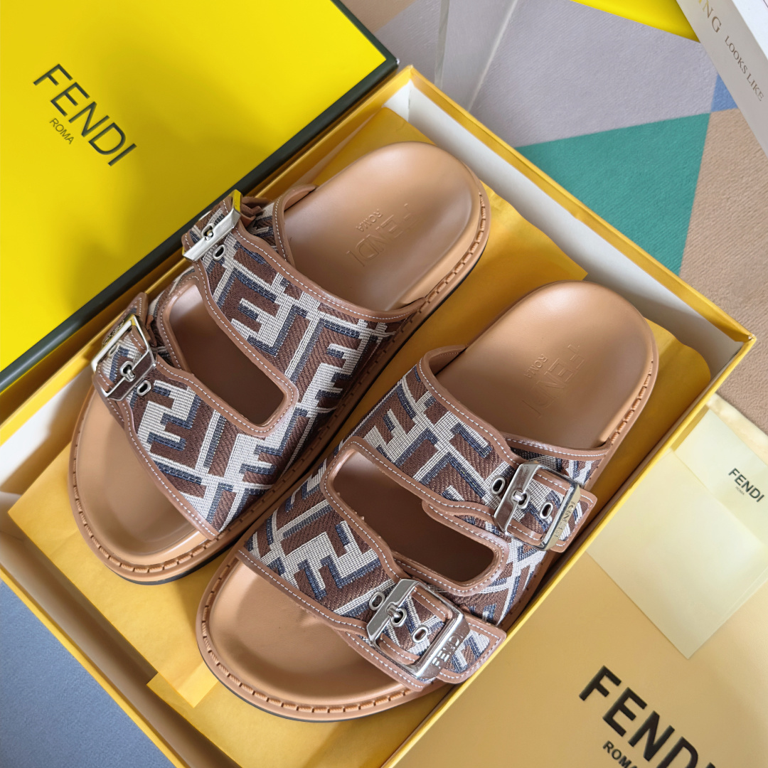 顶级版本:男款
Fendi芬迪 最新配色 feel老花FF凉拖鞋
原版购入开发 做货 芬迪早秋最新款 双