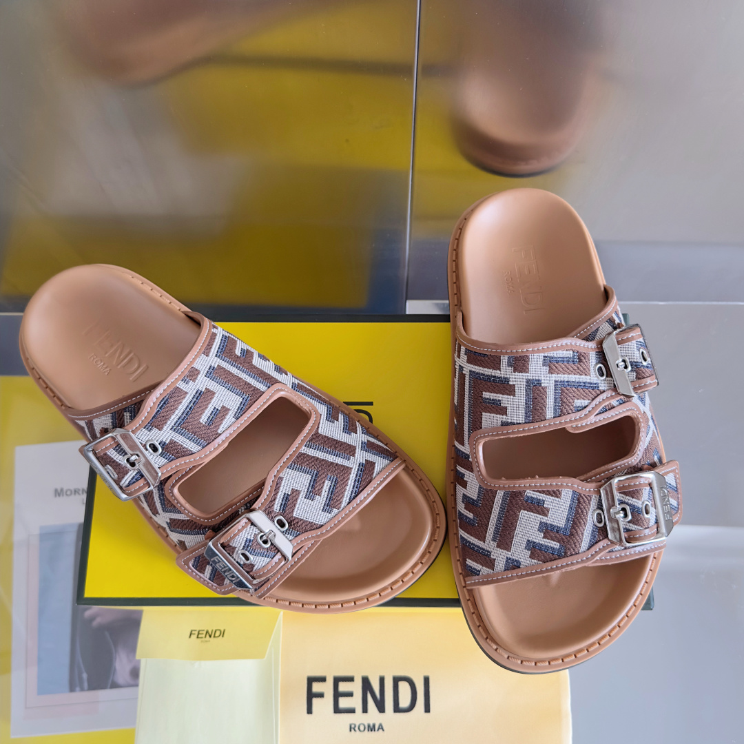 顶级版本:男款
Fendi芬迪 最新配色 feel老花FF凉拖鞋
原版购入开发 做货 芬迪早秋最新款 双