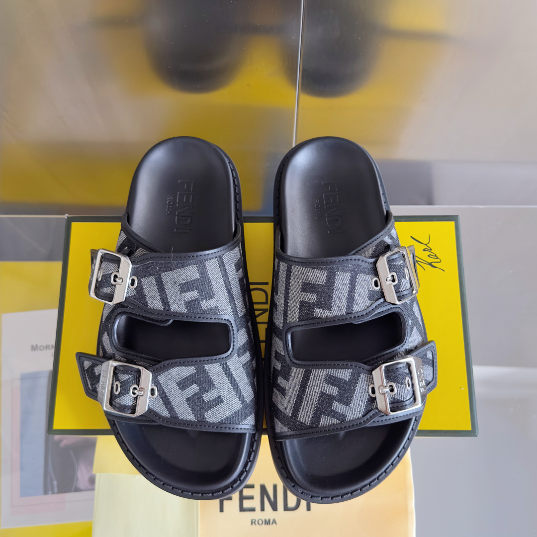 顶级版本:男款
Fendi芬迪 最新配色 feel老花FF凉拖鞋
原版购入开发 做货 芬迪早秋最新款 双