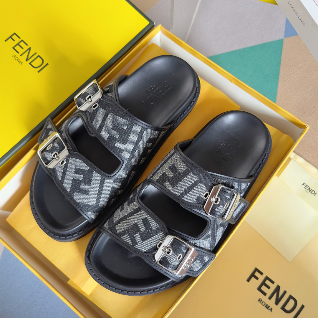顶级版本:男款
Fendi芬迪 最新配色 feel老花FF凉拖鞋
原版购入开发 做货 芬迪早秋最新款 双