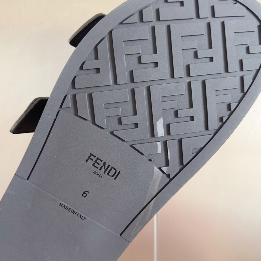 顶级版本:男款
Fendi芬迪 最新配色 feel老花FF凉拖鞋
原版购入开发 做货 芬迪早秋最新款 双