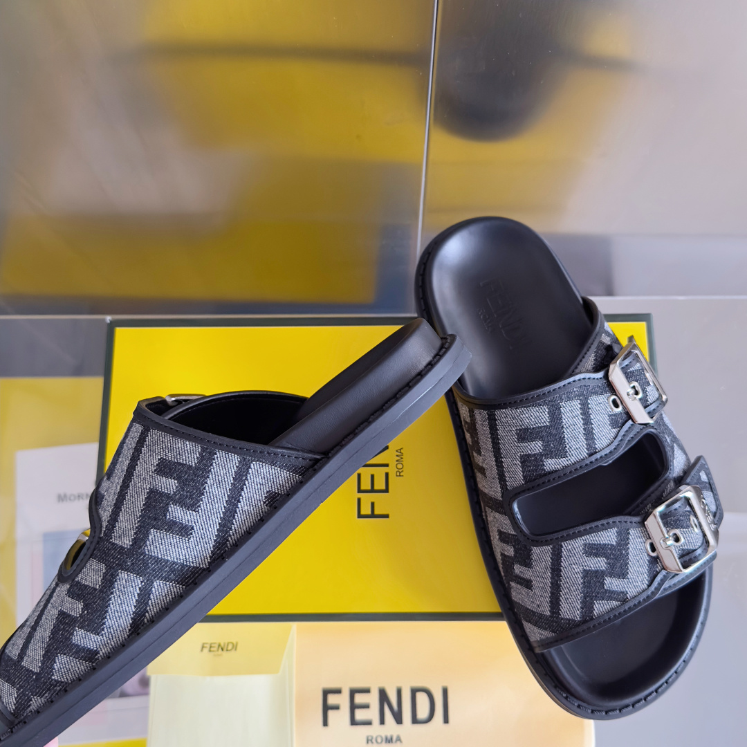 顶级版本:男款
Fendi芬迪 最新配色 feel老花FF凉拖鞋
原版购入开发 做货 芬迪早秋最新款 双