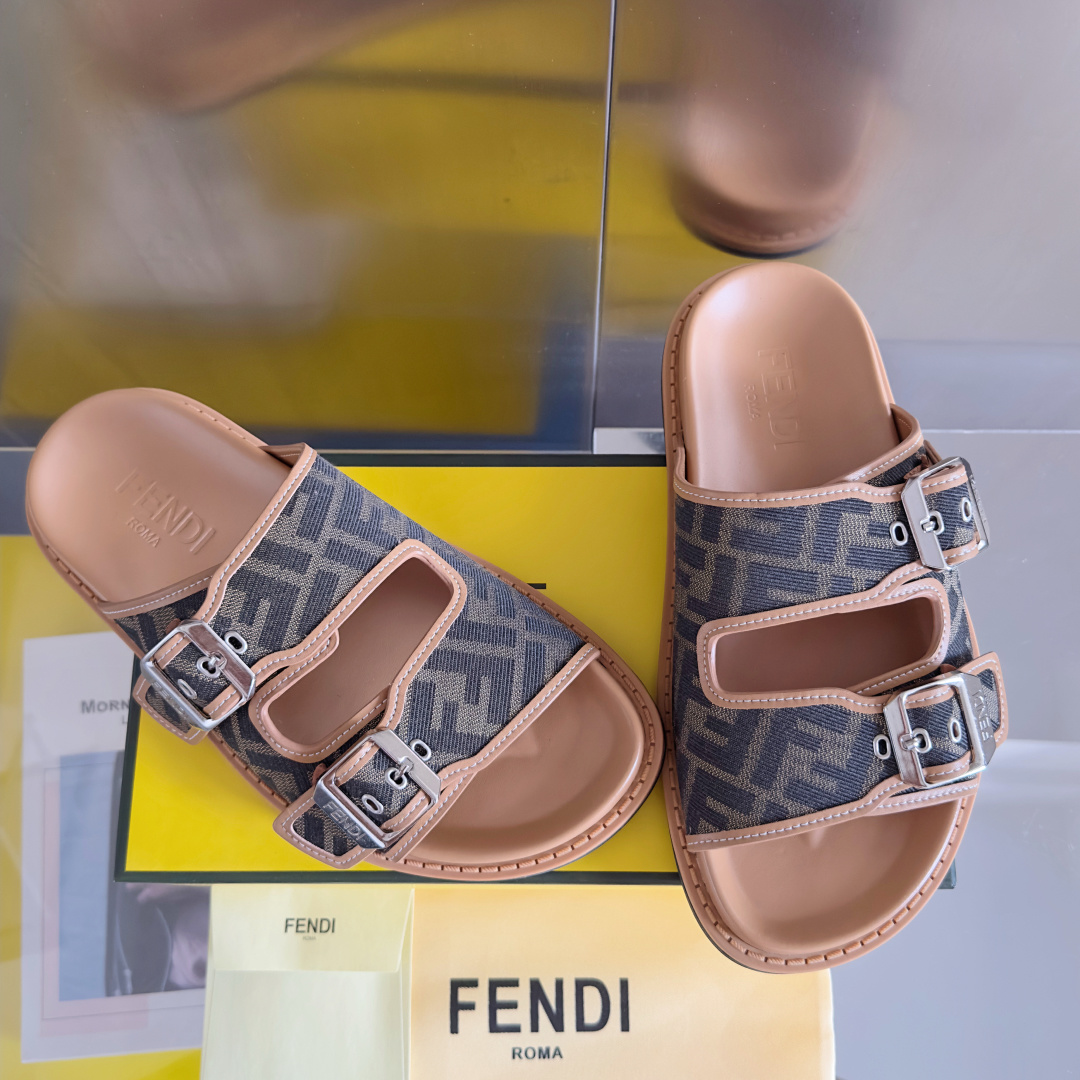 顶级版本:男款
Fendi芬迪 最新配色 feel老花FF凉拖鞋
原版购入开发 做货 芬迪早秋最新款 双