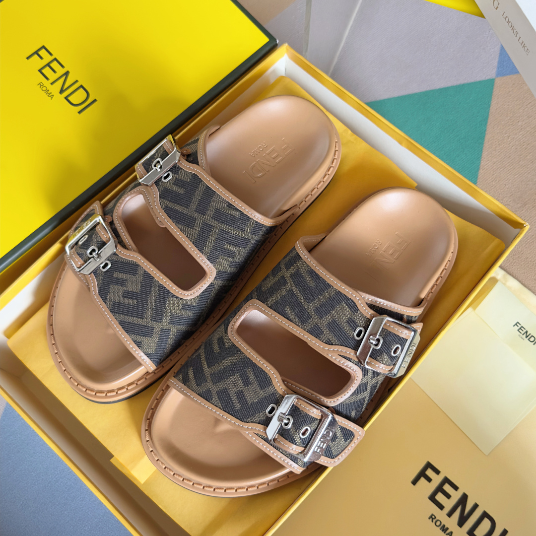 顶级版本:男款
Fendi芬迪 最新配色 feel老花FF凉拖鞋
原版购入开发 做货 芬迪早秋最新款 双
