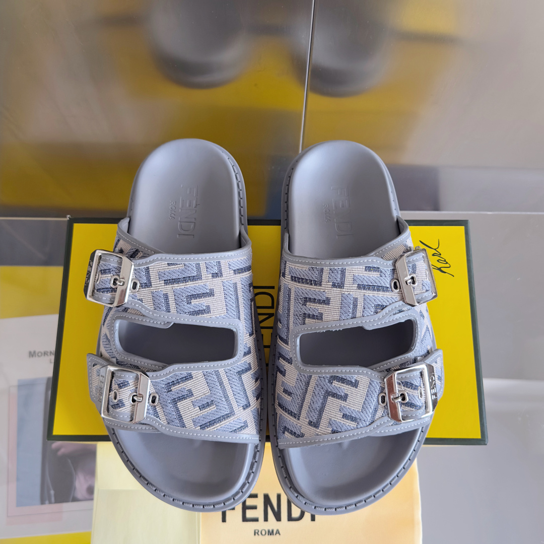 顶级版本:男款
Fendi芬迪 最新配色 feel老花FF凉拖鞋
原版购入开发 做货 芬迪早秋最新款 双