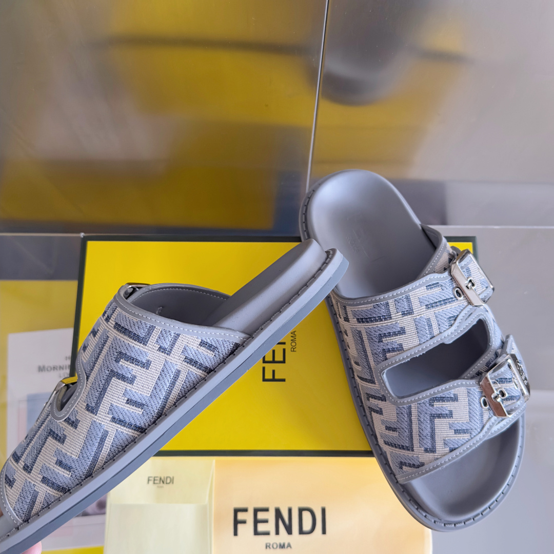 顶级版本:男款
Fendi芬迪 最新配色 feel老花FF凉拖鞋
原版购入开发 做货 芬迪早秋最新款 双