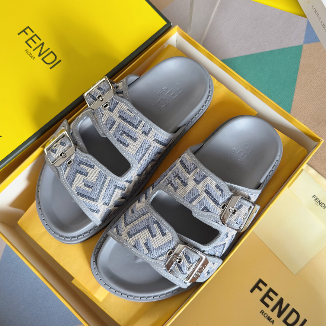 顶级版本:男款
Fendi芬迪 最新配色 feel老花FF凉拖鞋
原版购入开发 做货 芬迪早秋最新款 双