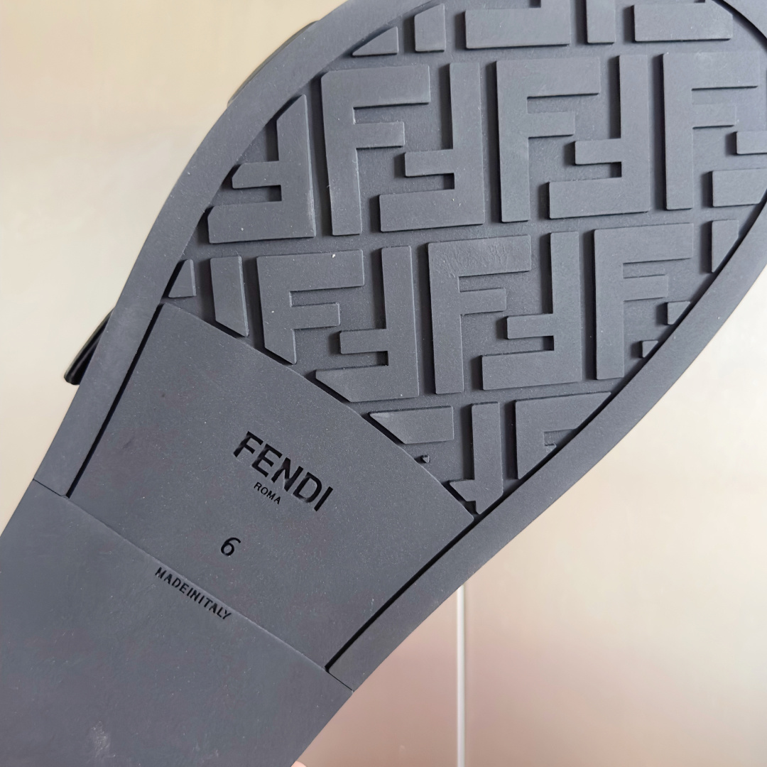 顶级版本:男款
Fendi芬迪 最新配色 feel老花FF凉拖鞋
原版购入开发 做货 芬迪早秋最新款 双