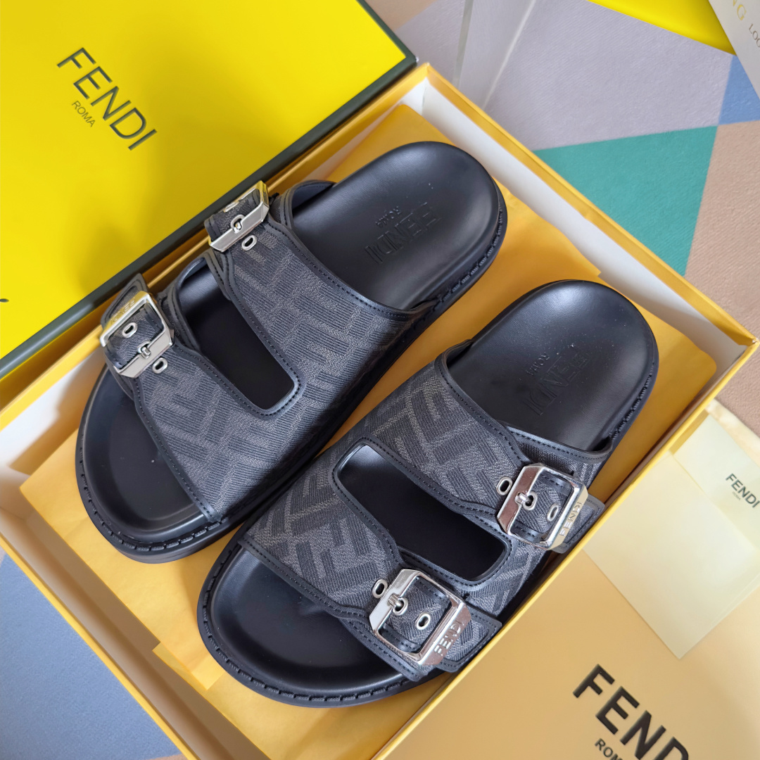 顶级版本:男款
Fendi芬迪 最新配色 feel老花FF凉拖鞋
原版购入开发 做货 芬迪早秋最新款 双