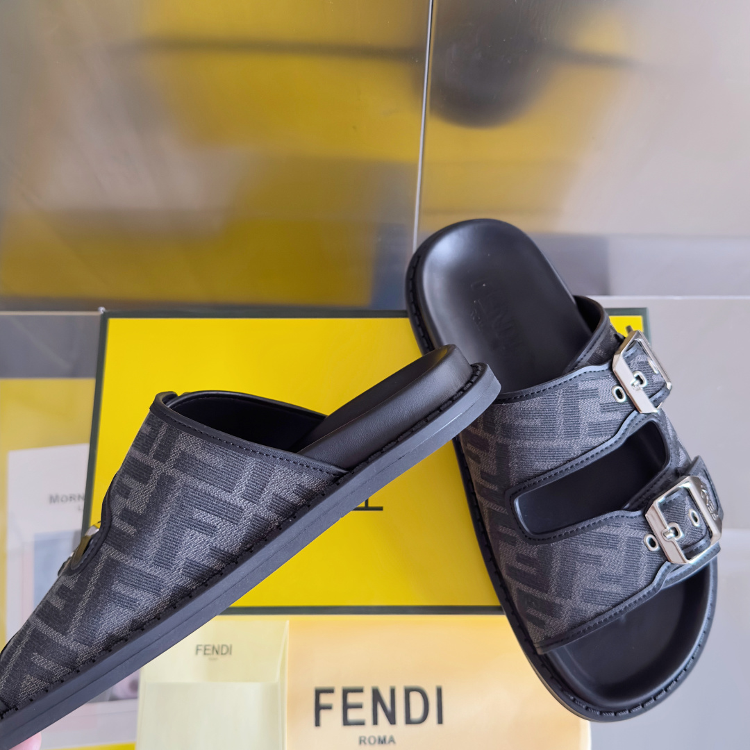 顶级版本:男款
Fendi芬迪 最新配色 feel老花FF凉拖鞋
原版购入开发 做货 芬迪早秋最新款 双
