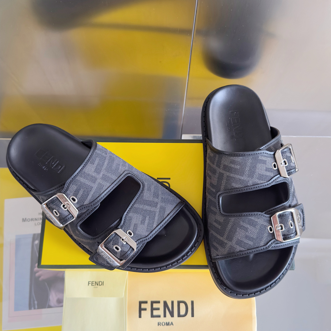 顶级版本:男款
Fendi芬迪 最新配色 feel老花FF凉拖鞋
原版购入开发 做货 芬迪早秋最新款 双