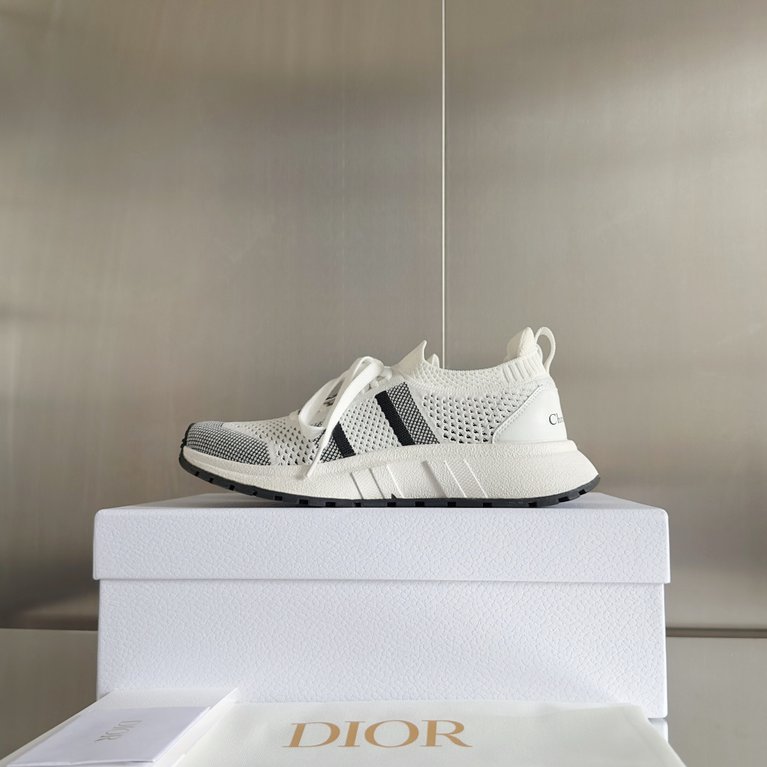 顶级版本:情侣款
Dior迪奥 最新Run'n'Dior 系列 情侣款 针织 飞织 厚底 休闲 运动鞋