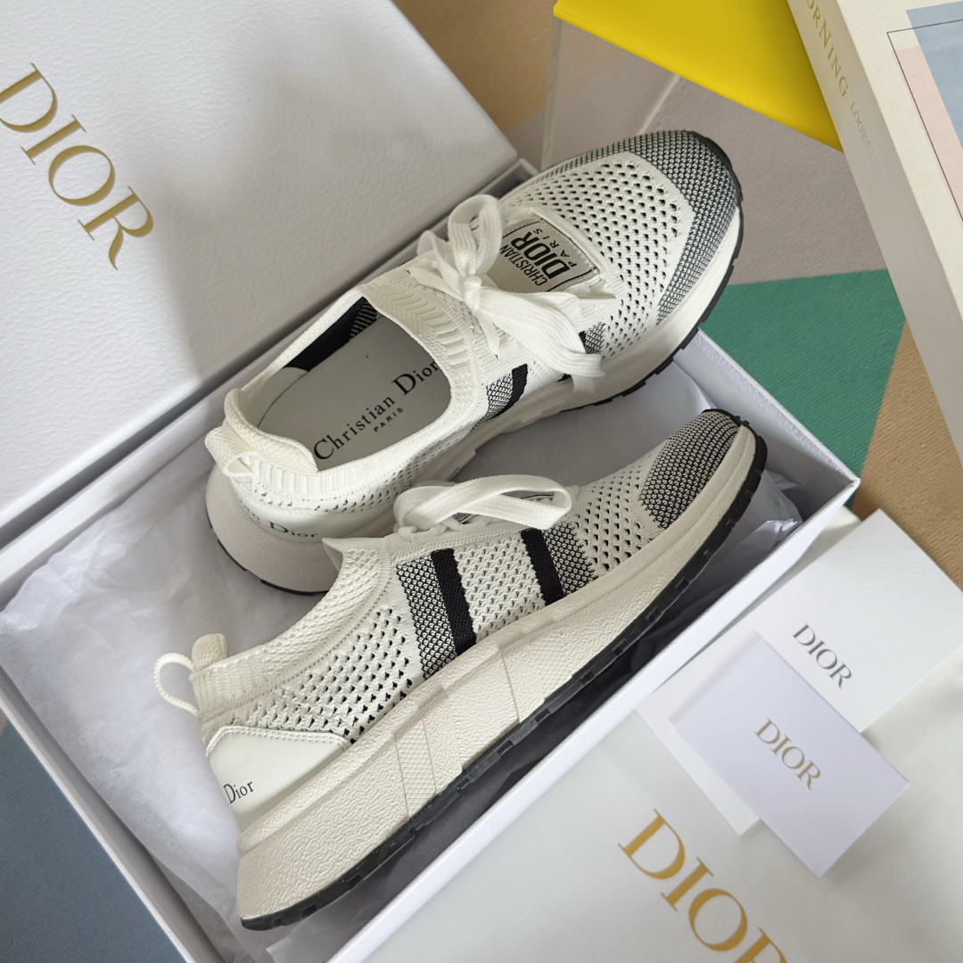 顶级版本:情侣款
Dior迪奥 最新Run'n'Dior 系列 情侣款 针织 飞织 厚底 休闲 运动鞋