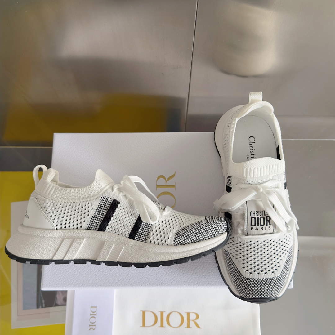 顶级版本:情侣款
Dior迪奥 最新Run'n'Dior 系列 情侣款 针织 飞织 厚底 休闲 运动鞋
