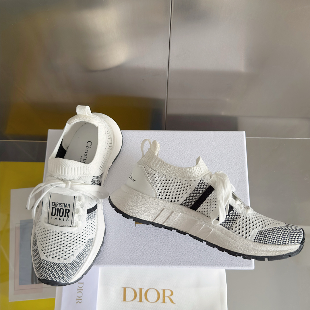 顶级版本:情侣款
Dior迪奥 最新Run'n'Dior 系列 情侣款 针织 飞织 厚底 休闲 运动鞋