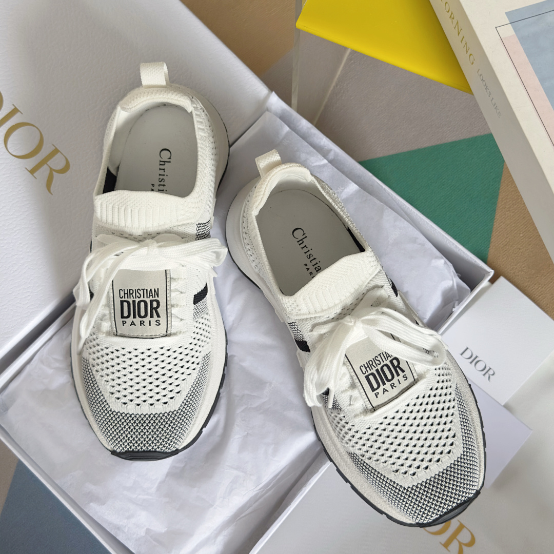 顶级版本:情侣款
Dior迪奥 最新Run'n'Dior 系列 情侣款 针织 飞织 厚底 休闲 运动鞋
