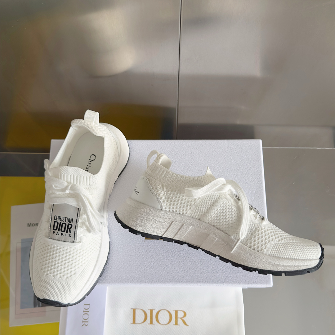 顶级版本:情侣款
Dior迪奥 最新Run'n'Dior 系列 情侣款 针织 飞织 厚底 休闲 运动鞋