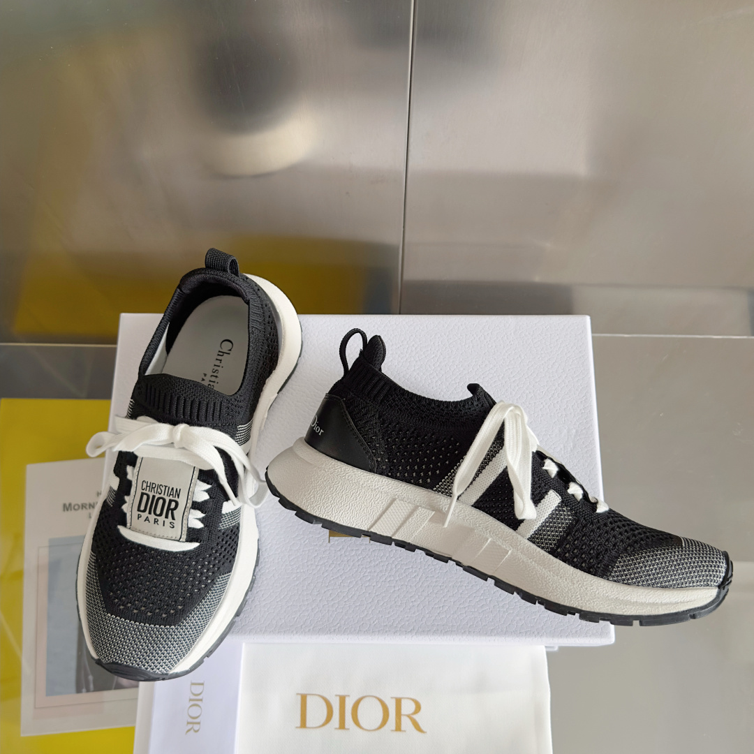 顶级版本:情侣款
Dior迪奥 最新Run'n'Dior 系列 情侣款 针织 飞织 厚底 休闲 运动鞋
