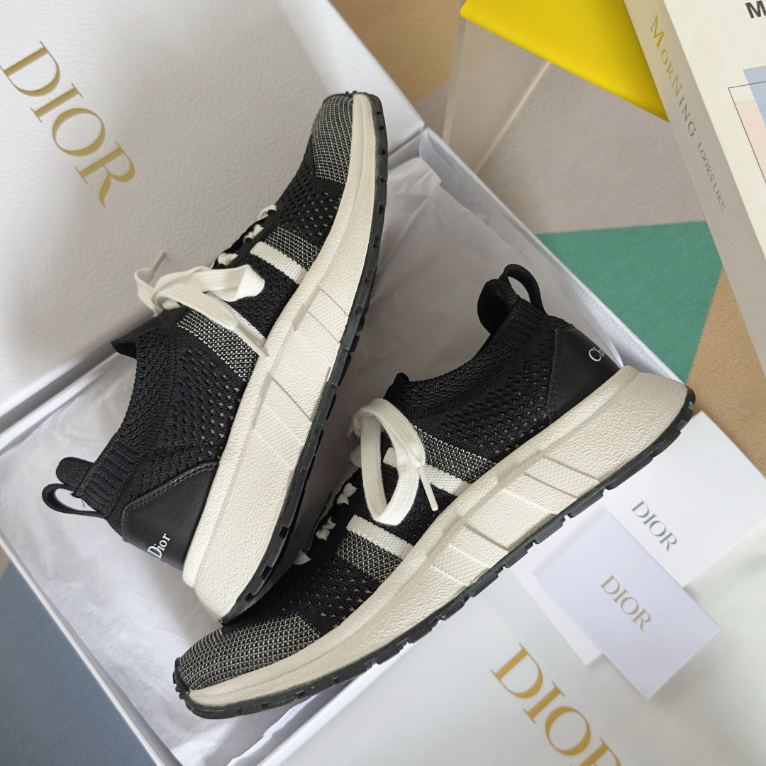 顶级版本:情侣款
Dior迪奥 最新Run'n'Dior 系列 情侣款 针织 飞织 厚底 休闲 运动鞋