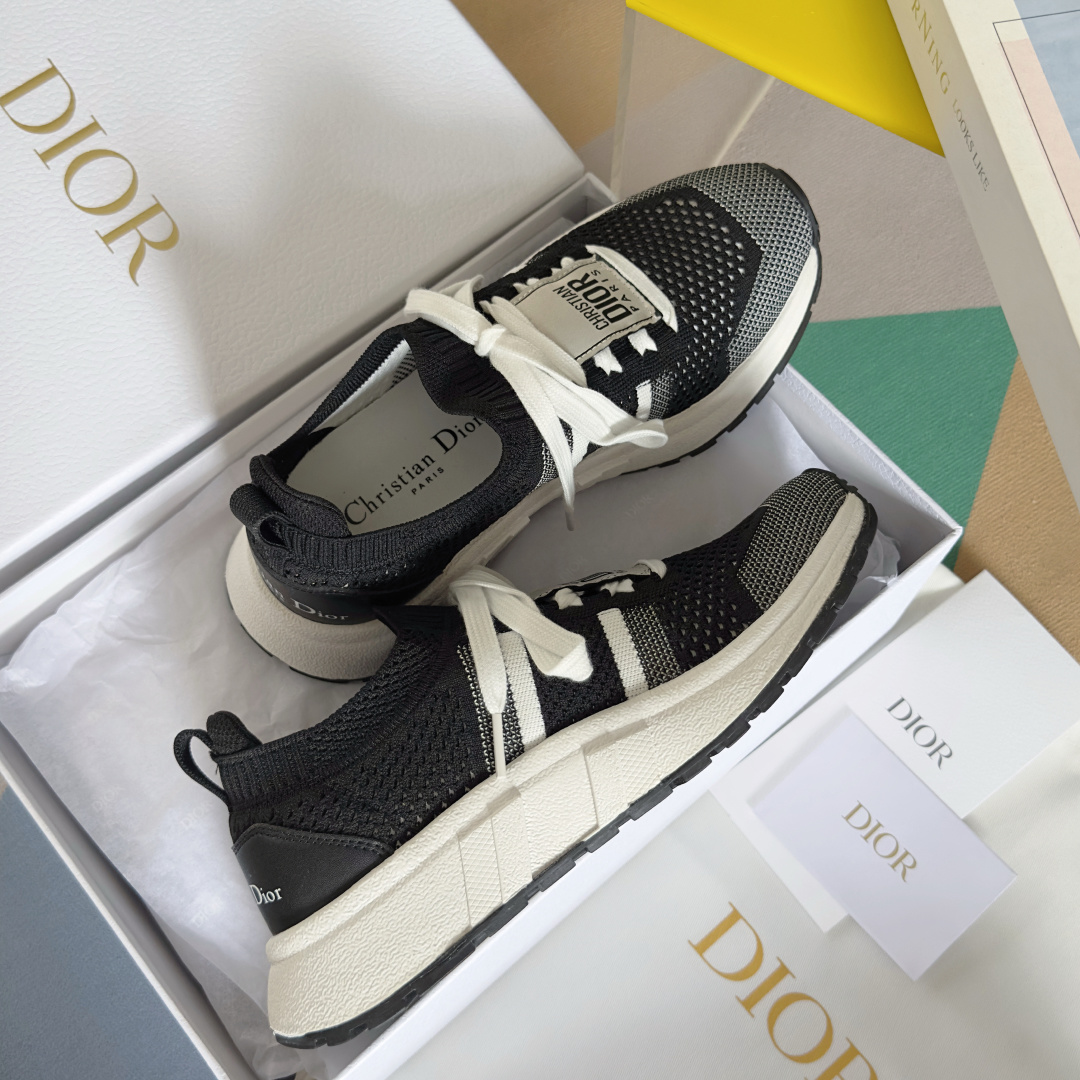 顶级版本:情侣款
Dior迪奥 最新Run'n'Dior 系列 情侣款 针织 飞织 厚底 休闲 运动鞋