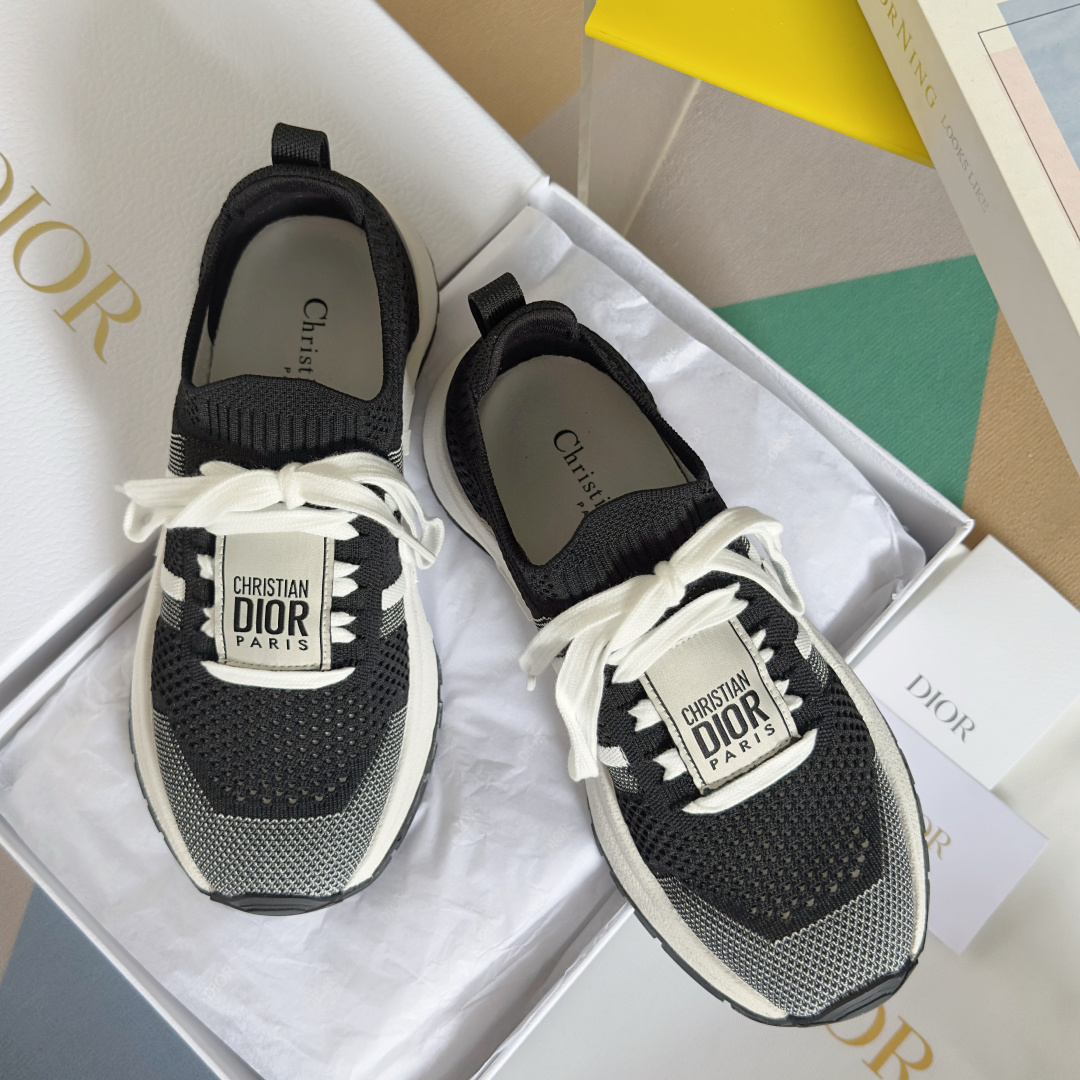 顶级版本:情侣款
Dior迪奥 最新Run'n'Dior 系列 情侣款 针织 飞织 厚底 休闲 运动鞋
