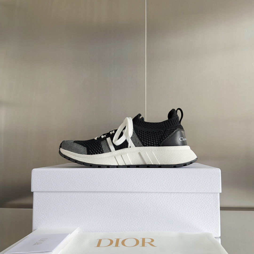 顶级版本:情侣款
Dior迪奥 最新Run'n'Dior 系列 情侣款 针织 飞织 厚底 休闲 运动鞋
