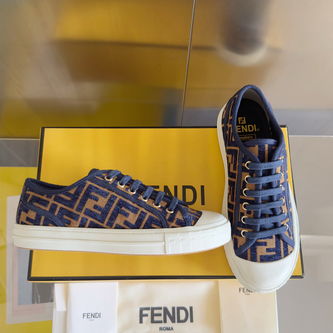 顶级版本:情侣款
Fendi芬迪Domino系列 老花FF帆布 情侣款 休闲 运动鞋 滑板鞋
原版购入开