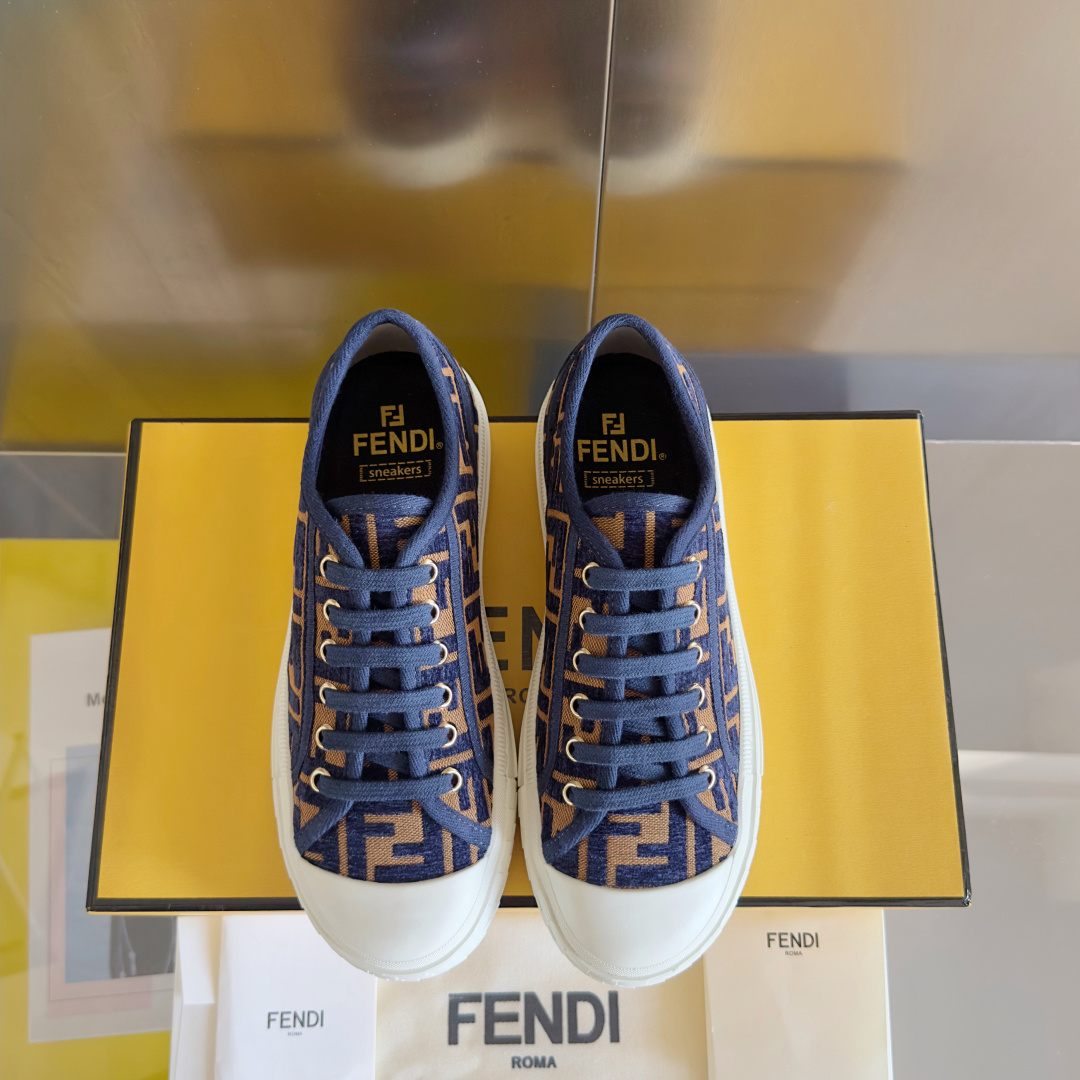 顶级版本:情侣款
Fendi芬迪Domino系列 老花FF帆布 情侣款 休闲 运动鞋 滑板鞋
原版购入开