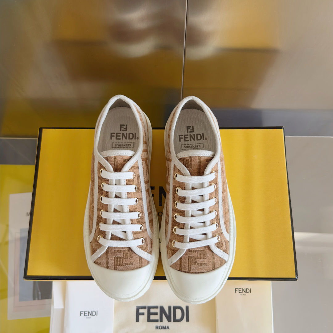 顶级版本:情侣款
Fendi芬迪Domino系列 老花FF帆布 情侣款 休闲 运动鞋 滑板鞋
原版购入开