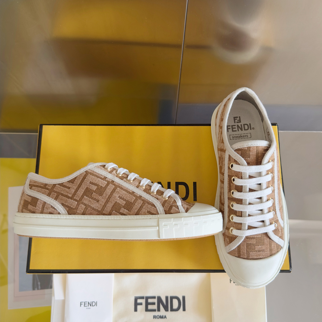 顶级版本:情侣款
Fendi芬迪Domino系列 老花FF帆布 情侣款 休闲 运动鞋 滑板鞋
原版购入开