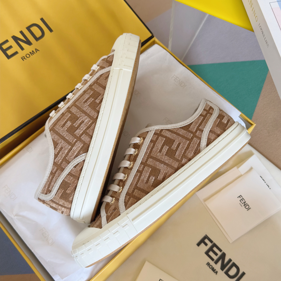 顶级版本:情侣款
Fendi芬迪Domino系列 老花FF帆布 情侣款 休闲 运动鞋 滑板鞋
原版购入开