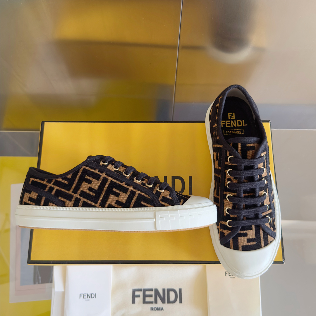 顶级版本:情侣款
Fendi芬迪Domino系列 老花FF帆布 情侣款 休闲 运动鞋 滑板鞋
原版购入开