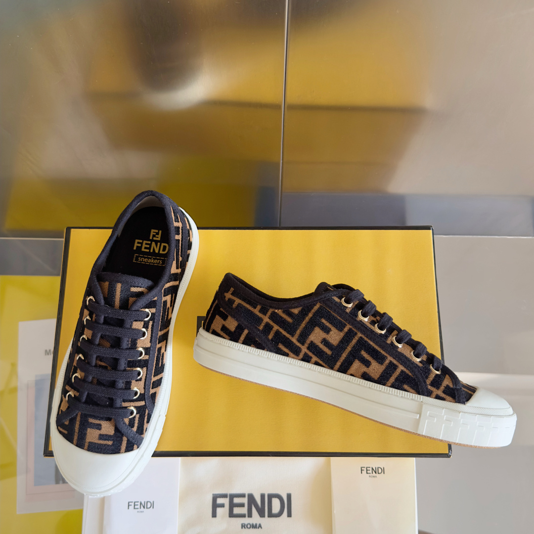 顶级版本:情侣款
Fendi芬迪Domino系列 老花FF帆布 情侣款 休闲 运动鞋 滑板鞋
原版购入开