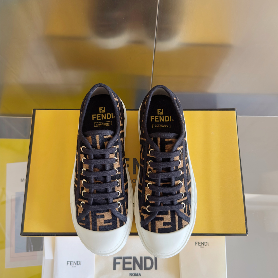 顶级版本:情侣款
Fendi芬迪Domino系列 老花FF帆布 情侣款 休闲 运动鞋 滑板鞋
原版购入开
