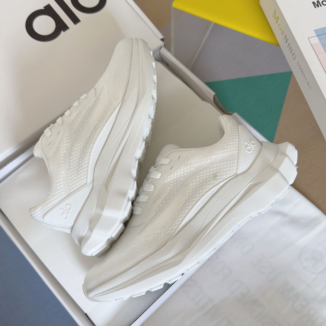 顶级版本:情侣款
Alo Runner 系列 情侣款 网面 休闲 运动鞋 慢跑鞋
原版购入开发 做货 A