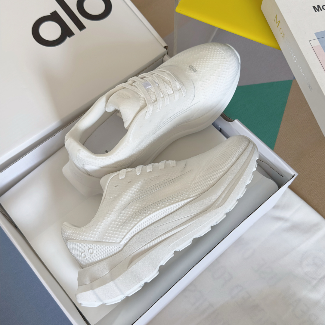 顶级版本:情侣款
Alo Runner 系列 情侣款 网面 休闲 运动鞋 慢跑鞋
原版购入开发 做货 A