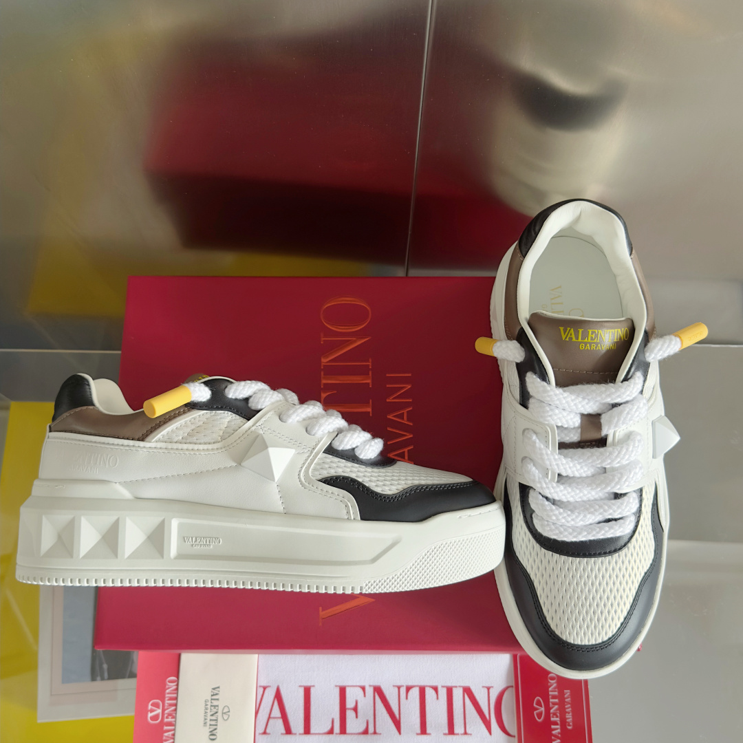 顶级版本:情侣款
VALENTINO华伦天奴PinkPp限定款 粗鞋带 情侣款 面包鞋 厚底 休闲 运动