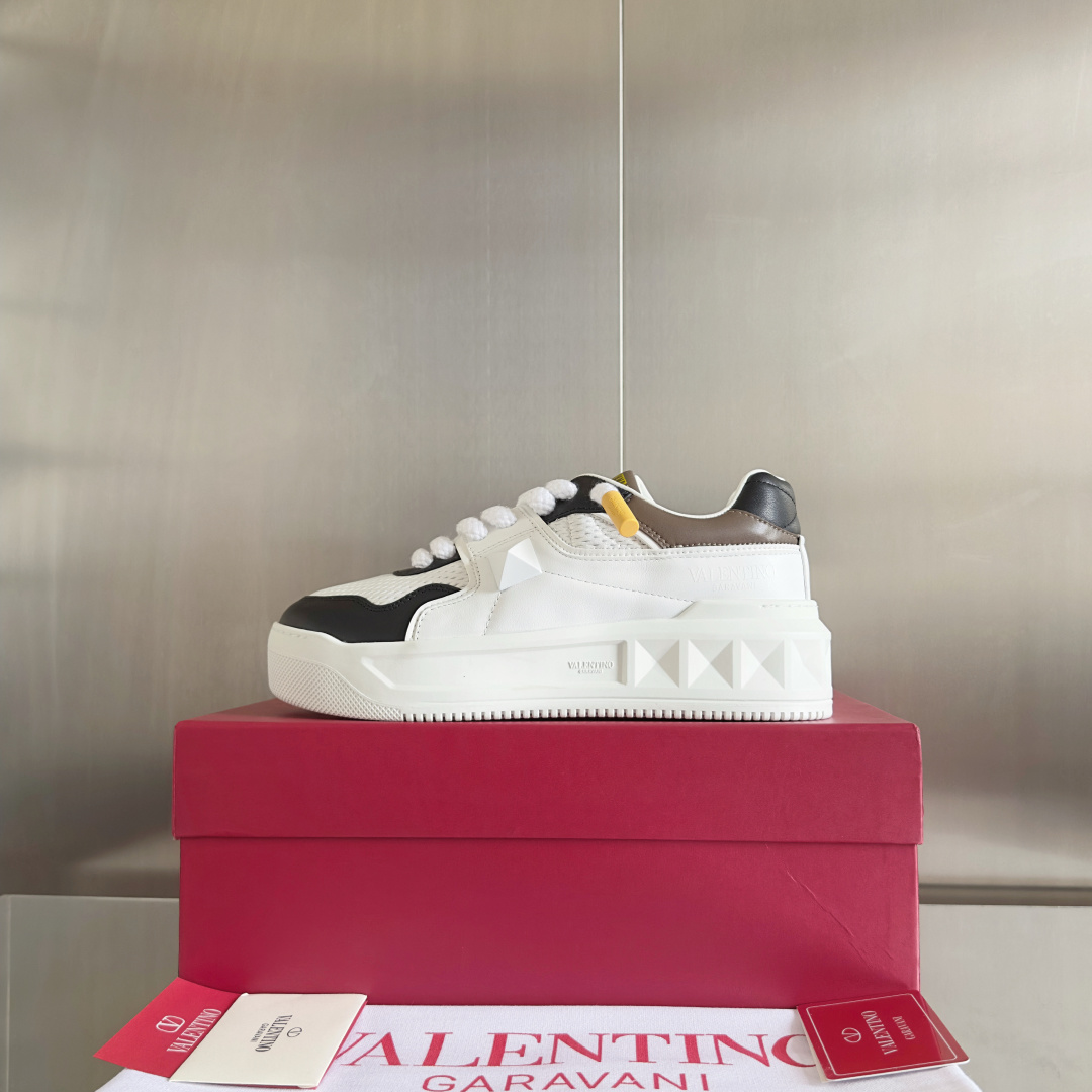 顶级版本:情侣款
VALENTINO华伦天奴PinkPp限定款 粗鞋带 情侣款 面包鞋 厚底 休闲 运动