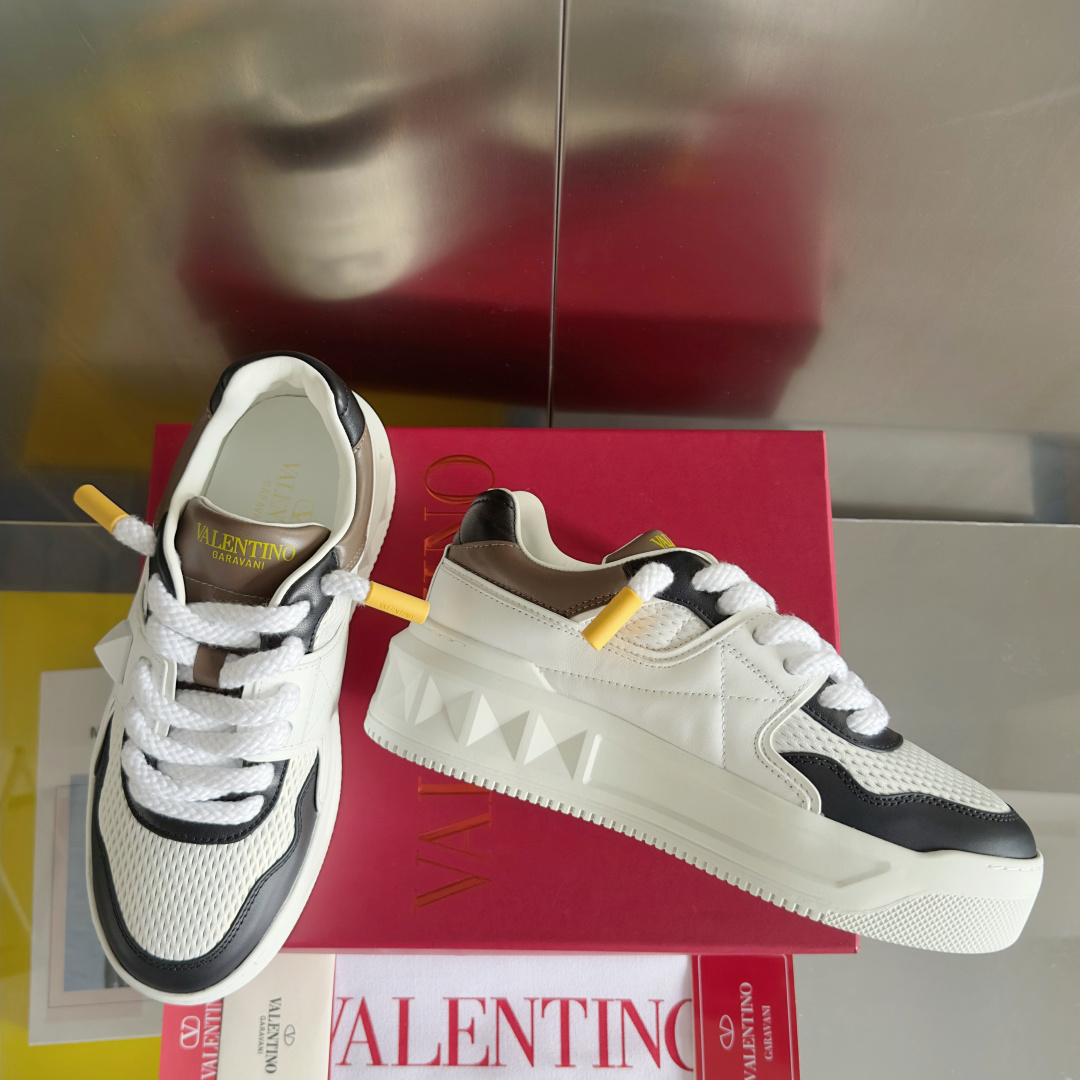 顶级版本:情侣款
VALENTINO华伦天奴PinkPp限定款 粗鞋带 情侣款 面包鞋 厚底 休闲 运动