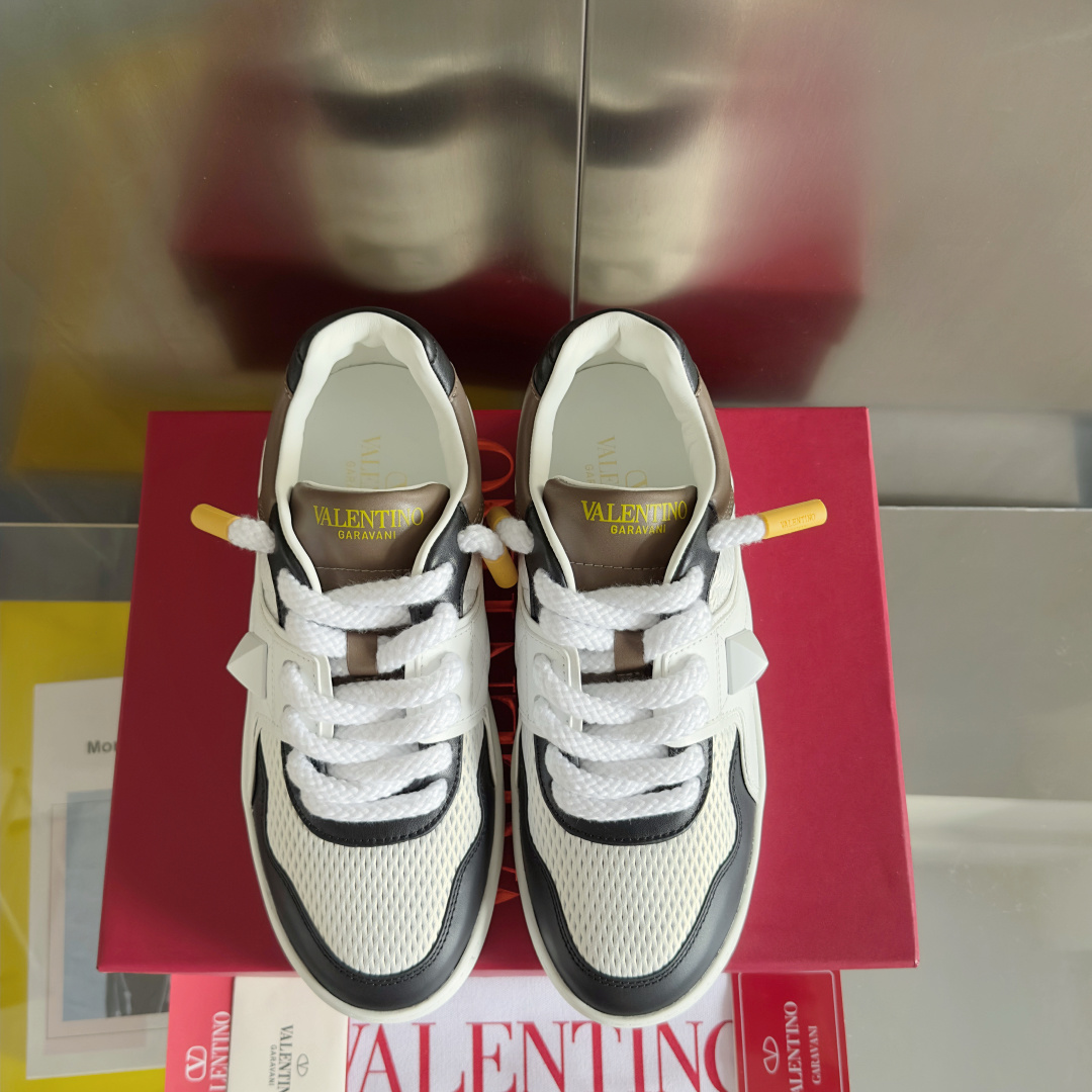 顶级版本:情侣款
VALENTINO华伦天奴PinkPp限定款 粗鞋带 情侣款 面包鞋 厚底 休闲 运动