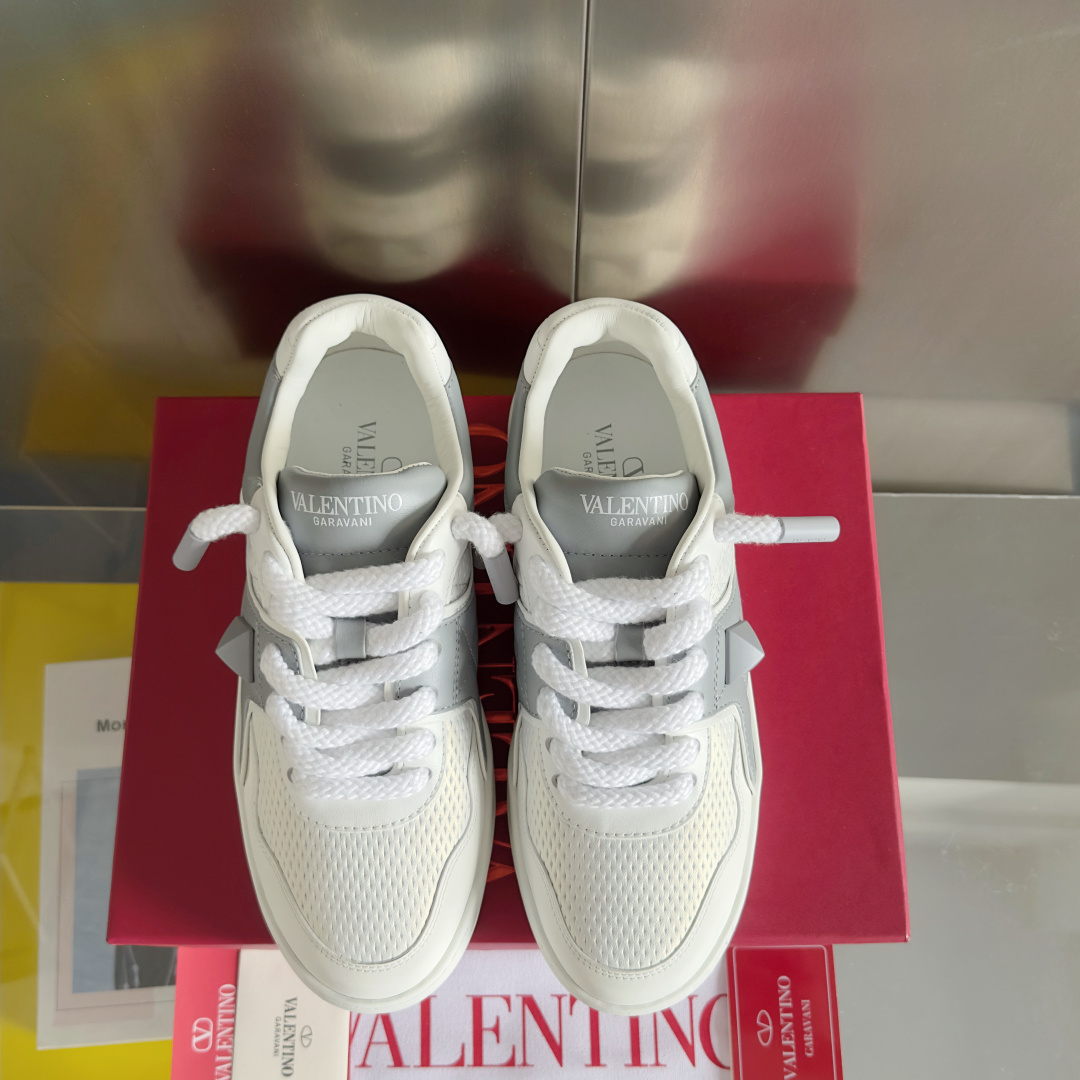 顶级版本:情侣款
VALENTINO华伦天奴PinkPp限定款 粗鞋带 情侣款 面包鞋 厚底 休闲 运动