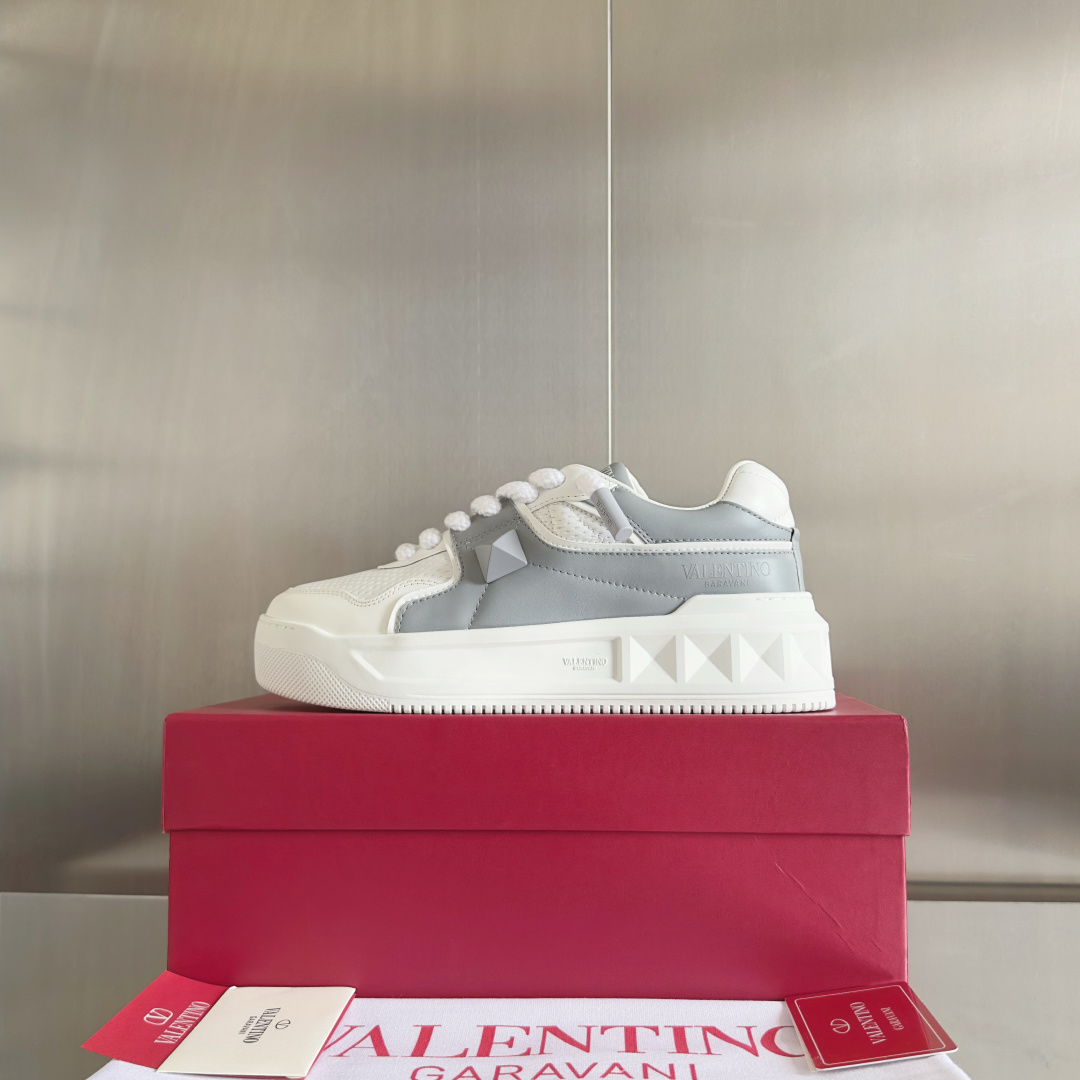 顶级版本:情侣款
VALENTINO华伦天奴PinkPp限定款 粗鞋带 情侣款 面包鞋 厚底 休闲 运动